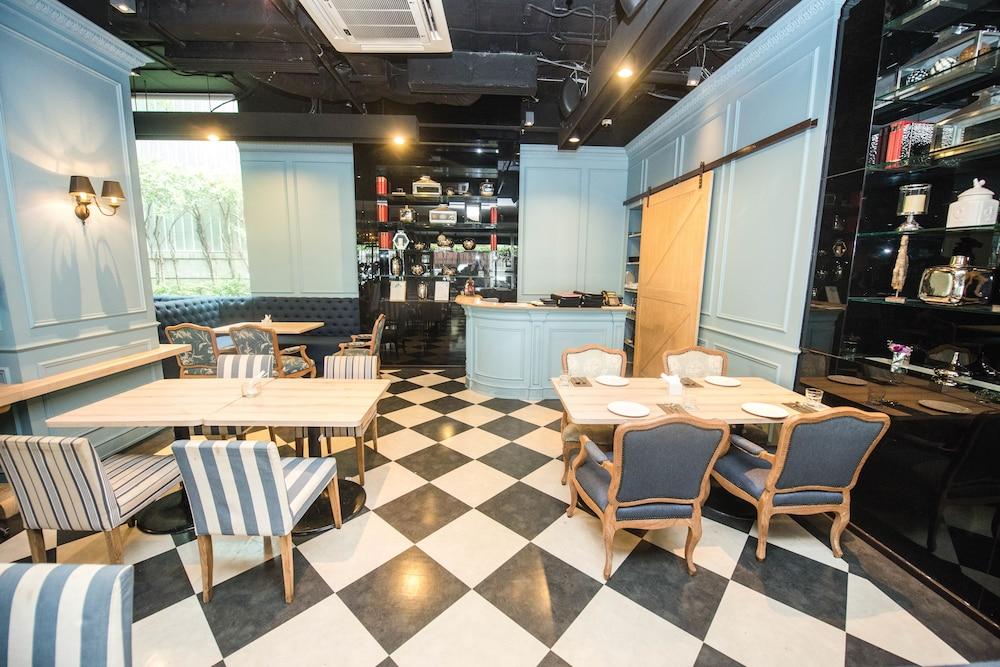 Vic 3 Bangkok Hotel Экстерьер фото