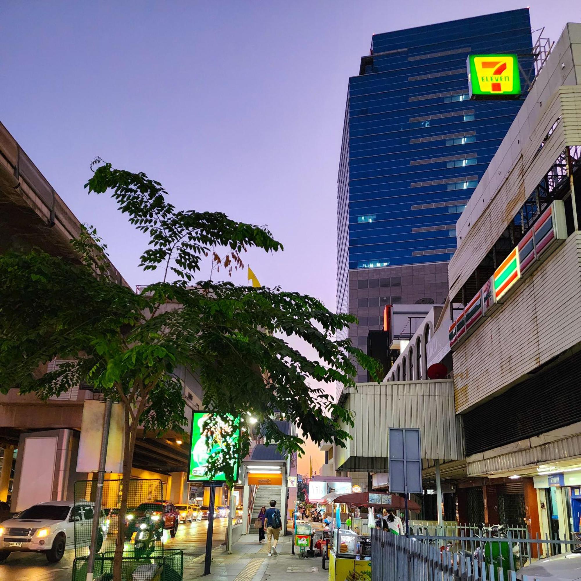 Vic 3 Bangkok Hotel Экстерьер фото