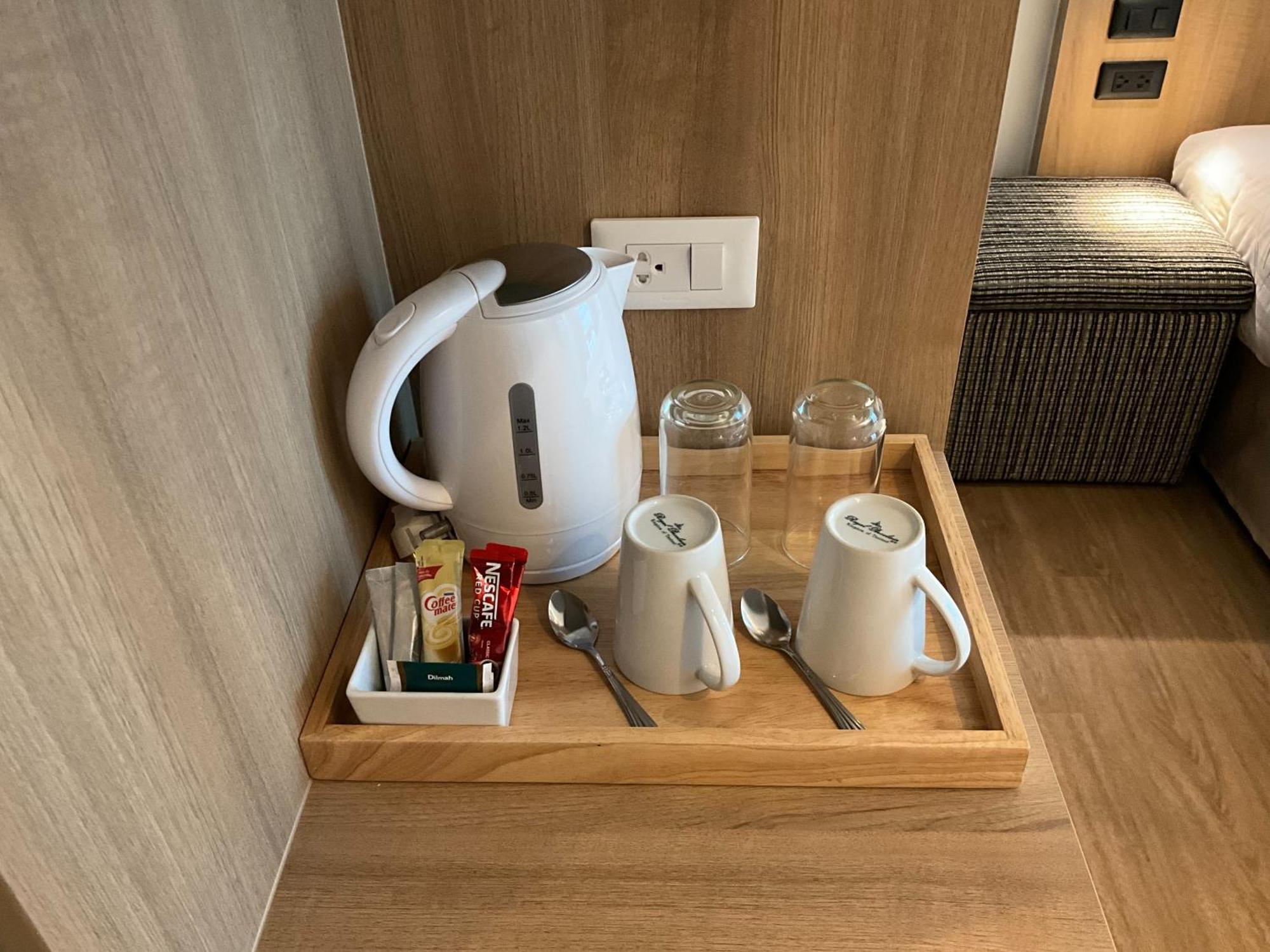 Vic 3 Bangkok Hotel Экстерьер фото